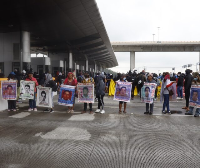 Las madres y padres de los 43 en el huracán de la represión