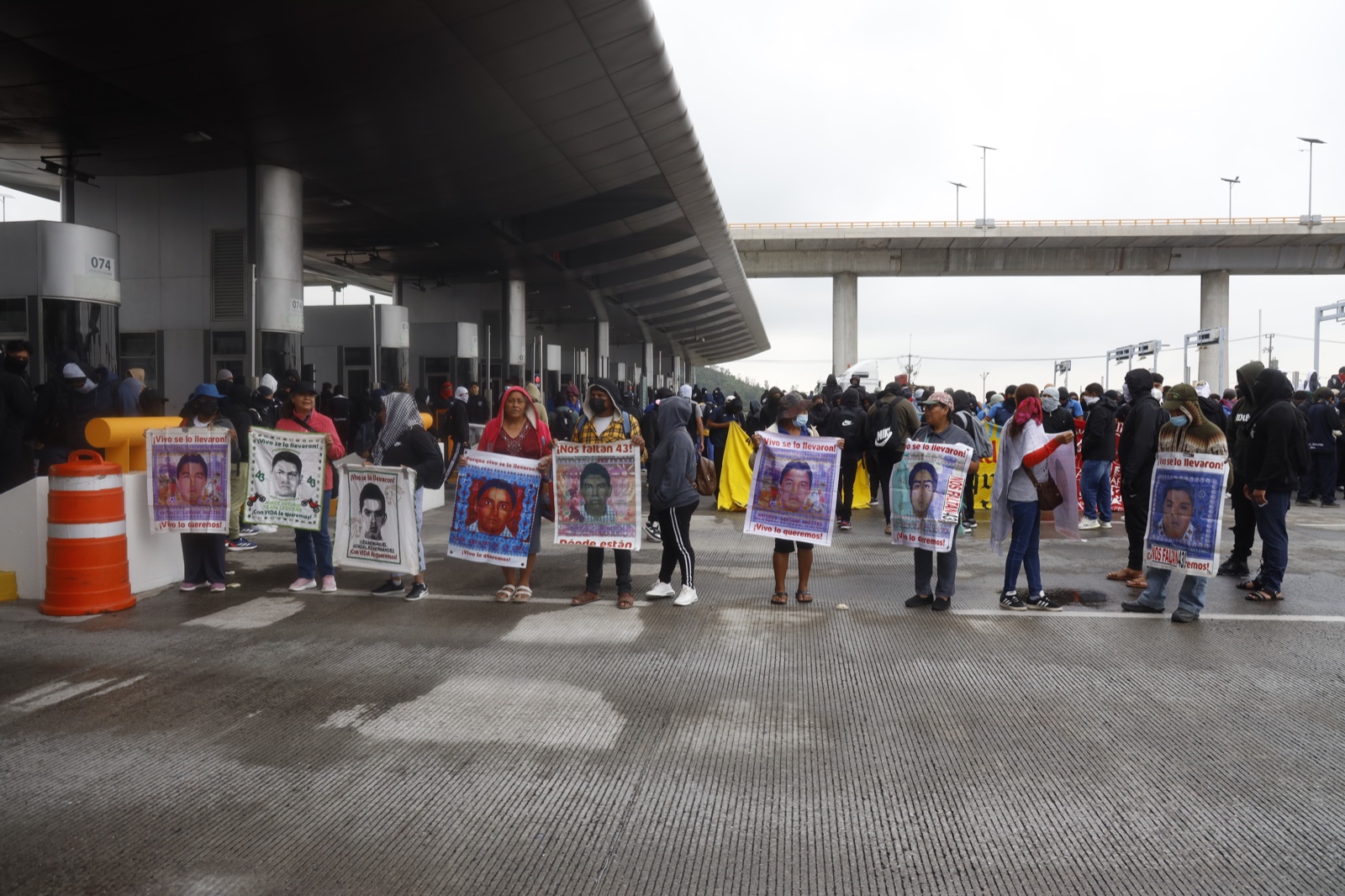 Las madres y padres de los 43 en el huracán de la represión