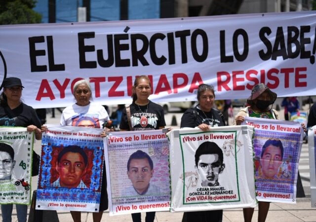 Jornada de lucha por los 43 entre muros policiales