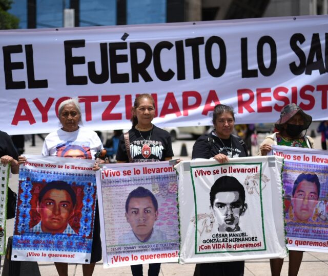 Jornada de lucha por los 43 entre muros policiales