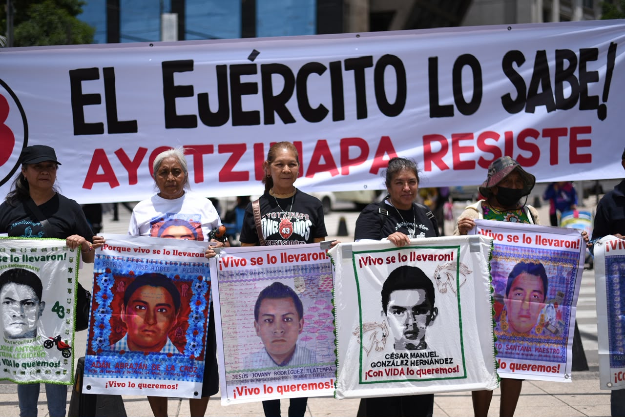 Jornada de lucha por los 43 entre muros policiales