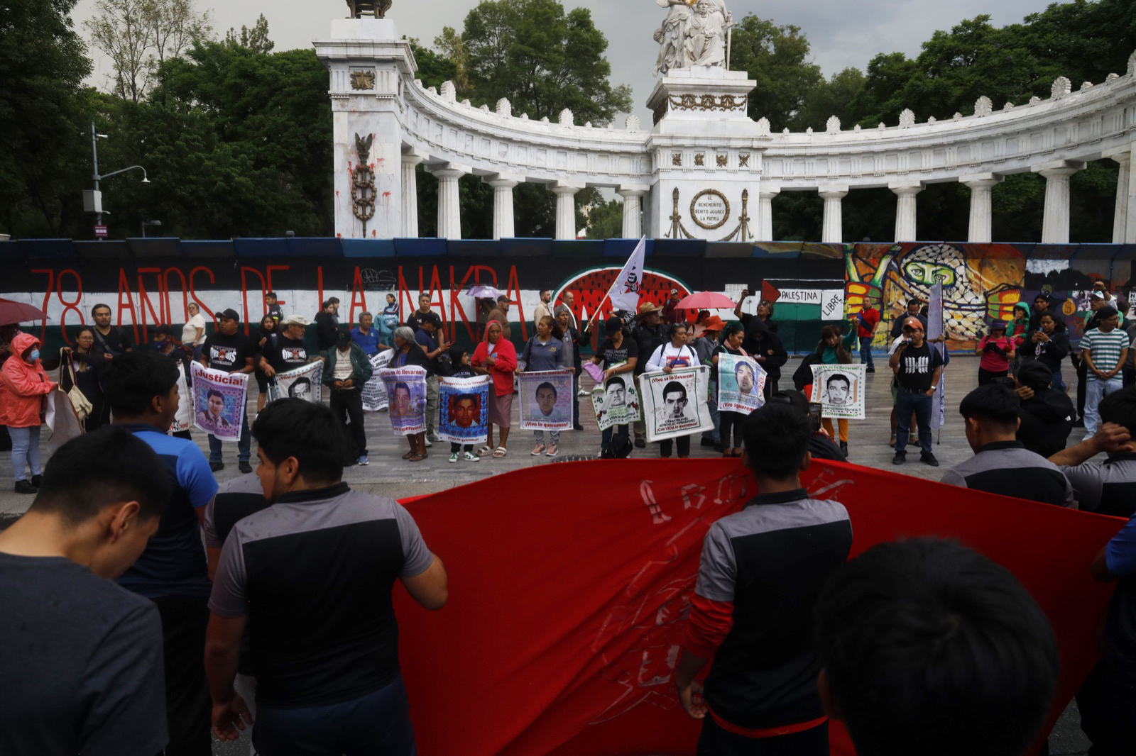 Mucha policía y sin resultados del paradero de los 43