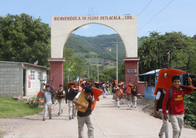 Niñas y niños indígenas de Tlapa siguen sin su nueva escuela, pese a amparo que ganaron