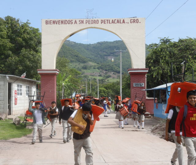 Niñas y niños indígenas de Tlapa siguen sin su nueva escuela, pese a amparo que ganaron