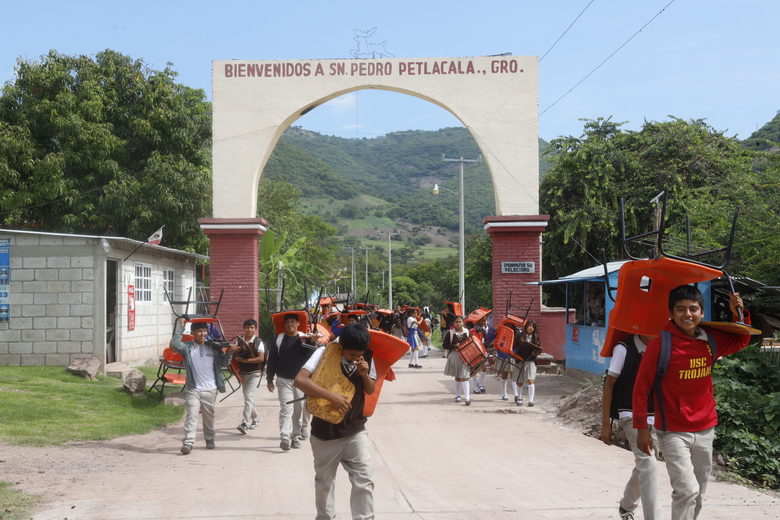 Niñas y niños indígenas de Tlapa siguen sin su nueva escuela, pese a amparo que ganaron