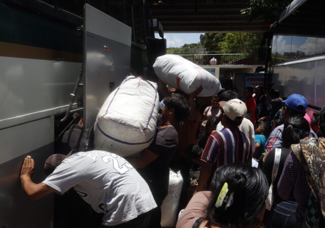Desatención de las autoridades a familias jornaleras; hoy migraron 117 a los campos agrícolas