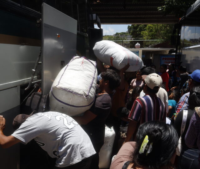 Desatención de las autoridades a familias jornaleras; hoy migraron 117 a los campos agrícolas