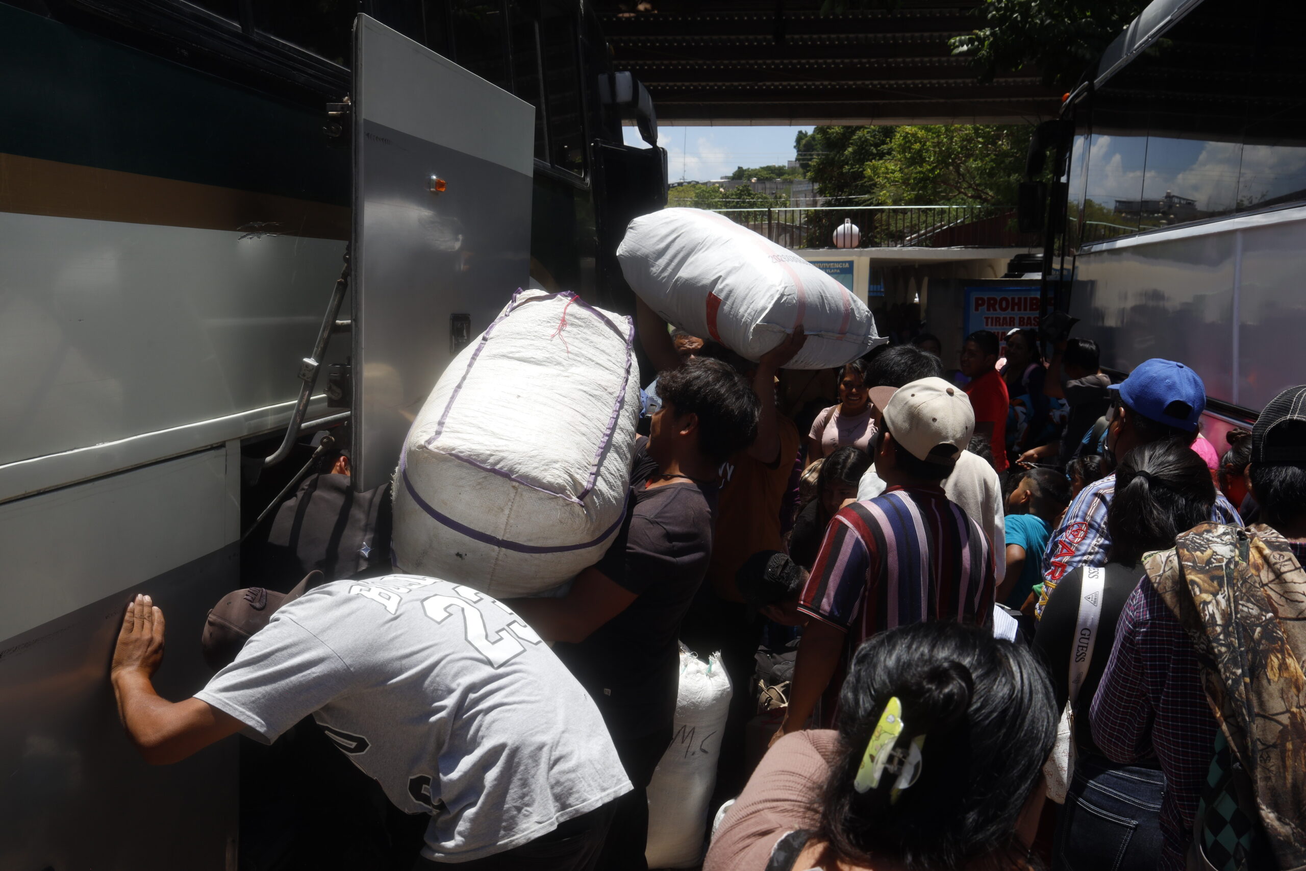 Desatención de las autoridades a familias jornaleras; hoy migraron 117 a los campos agrícolas