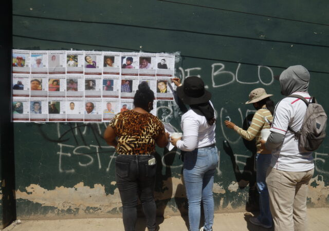 El colectivo Luciérnaga pega fichas de personas desaparecidas en Tlapa
