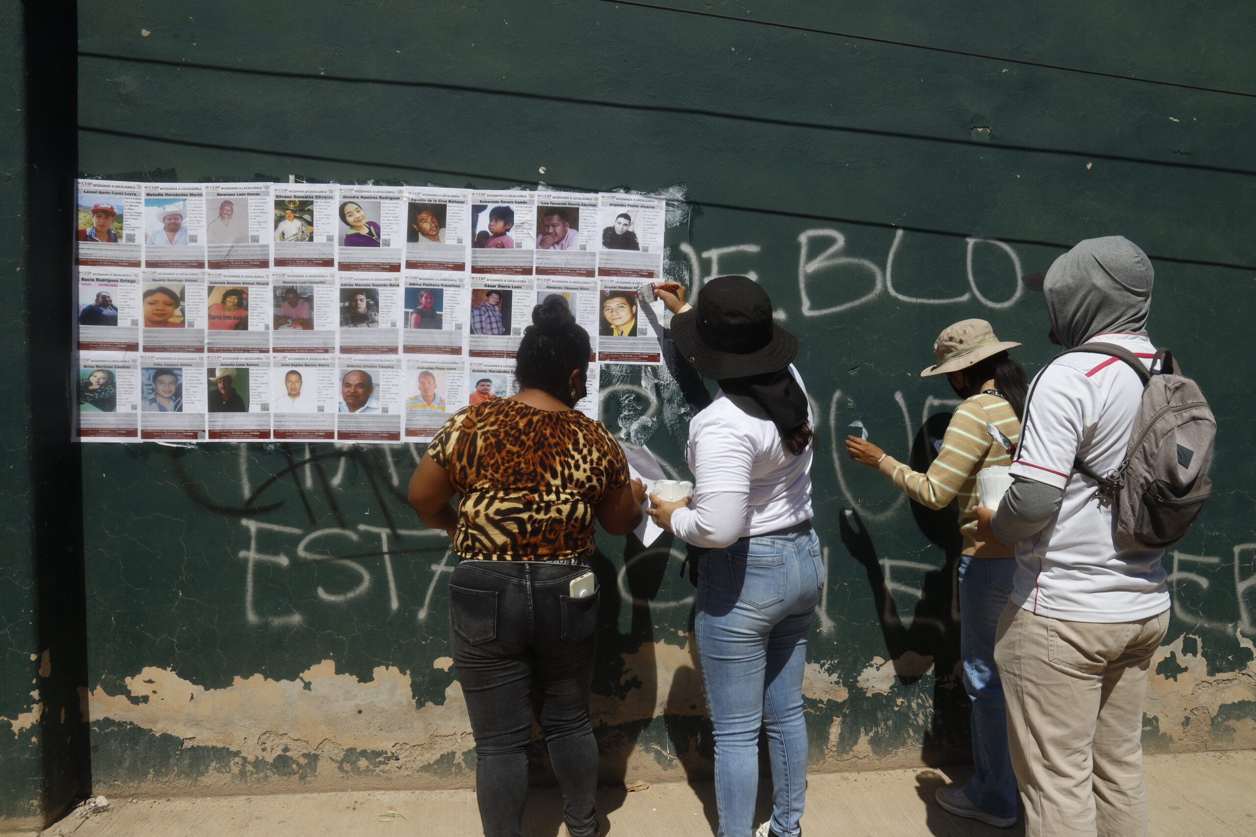 El colectivo Luciérnaga pega fichas de personas desaparecidas en Tlapa