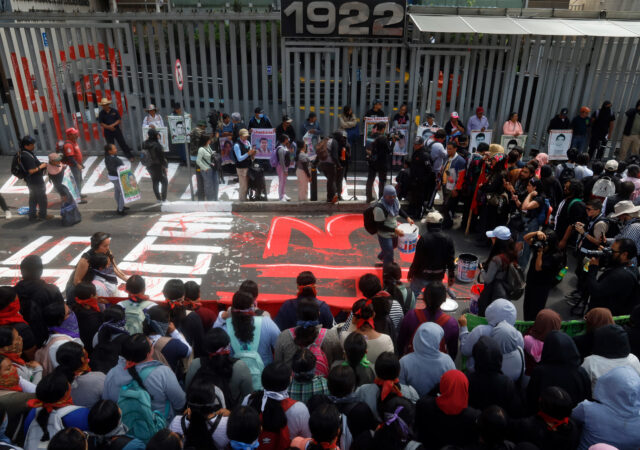 La CNDH lejos de los 43 y cerca del ejército