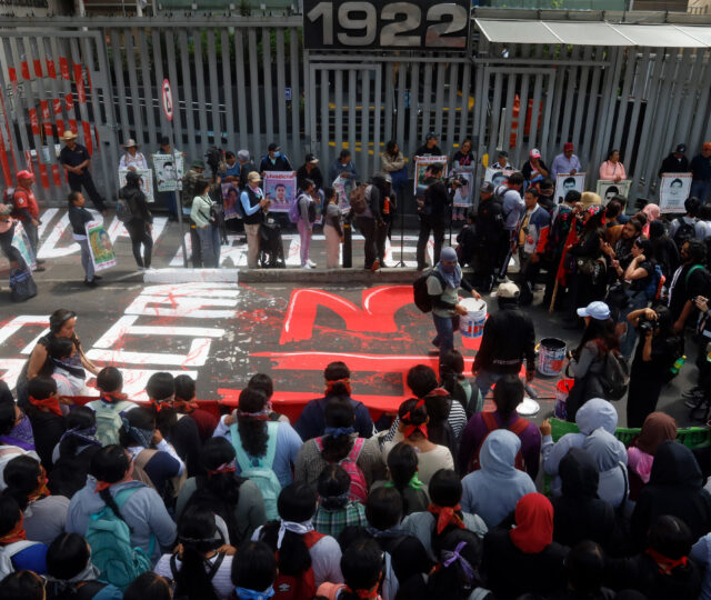 La CNDH lejos de los 43 y cerca del ejército