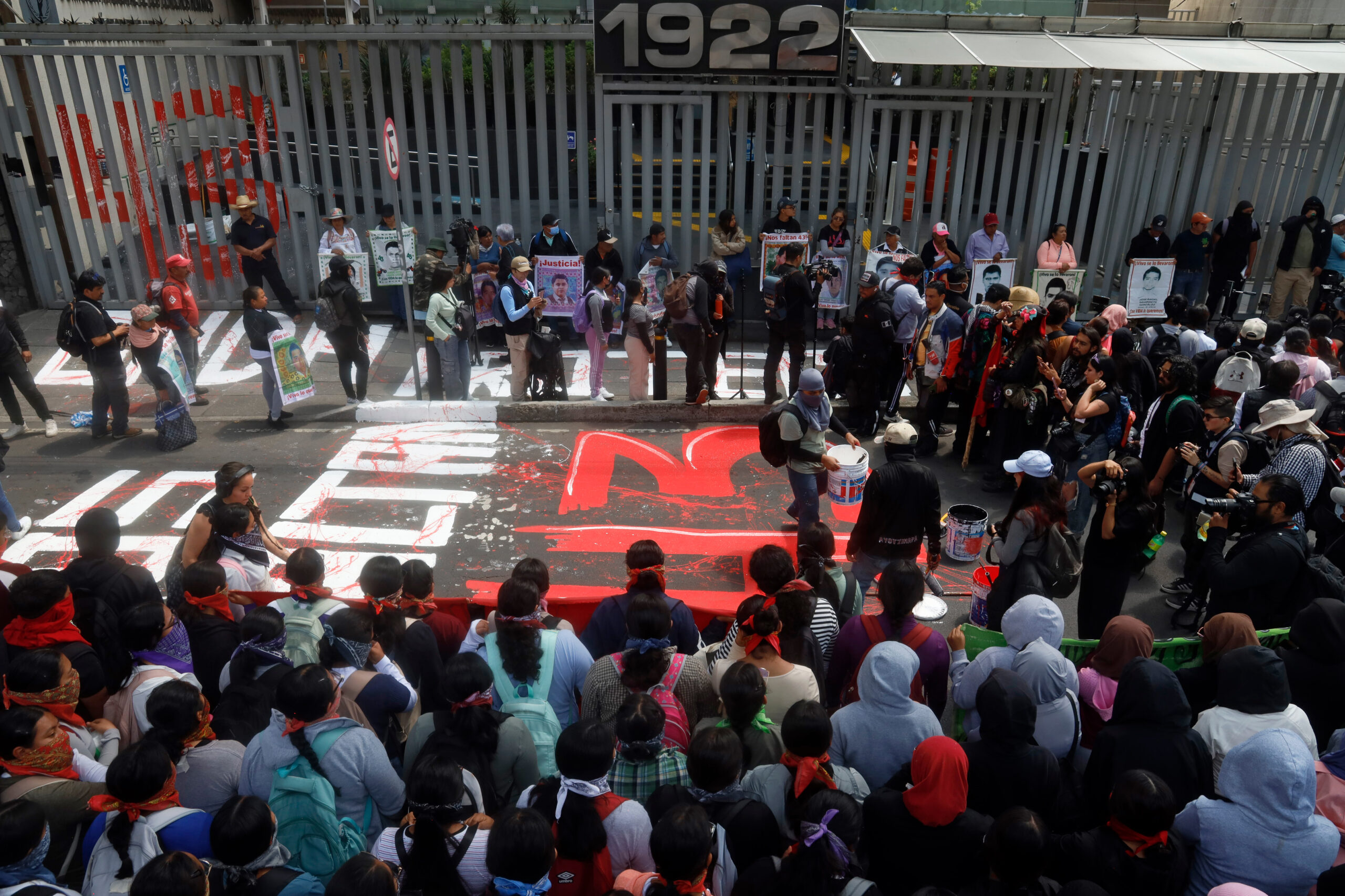 La CNDH lejos de los 43 y cerca del ejército